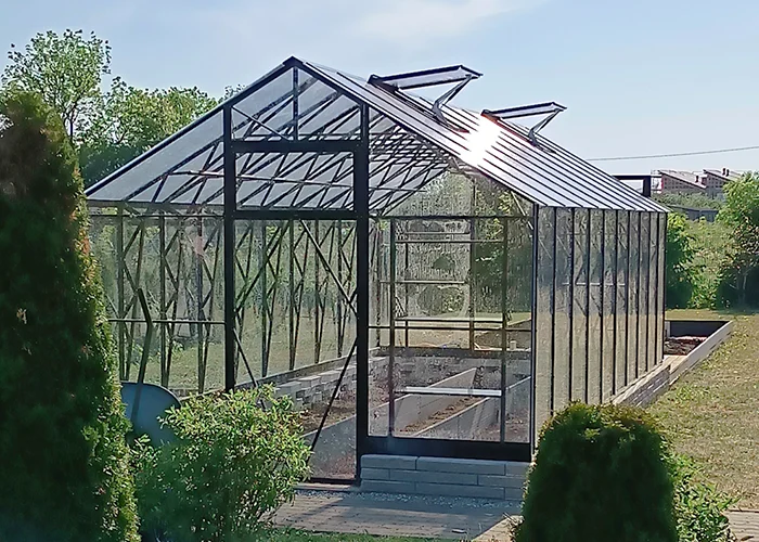 Serre en verre avec aération sur le toit : aide à renouveler l'air de la serre et réduire la chaleur en créant un flux d'air naturel