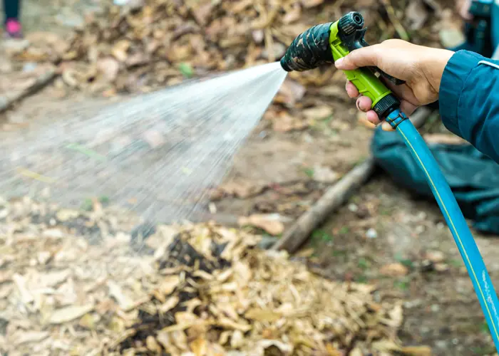 Arrosage d'un tas de compost trop sec en plein été