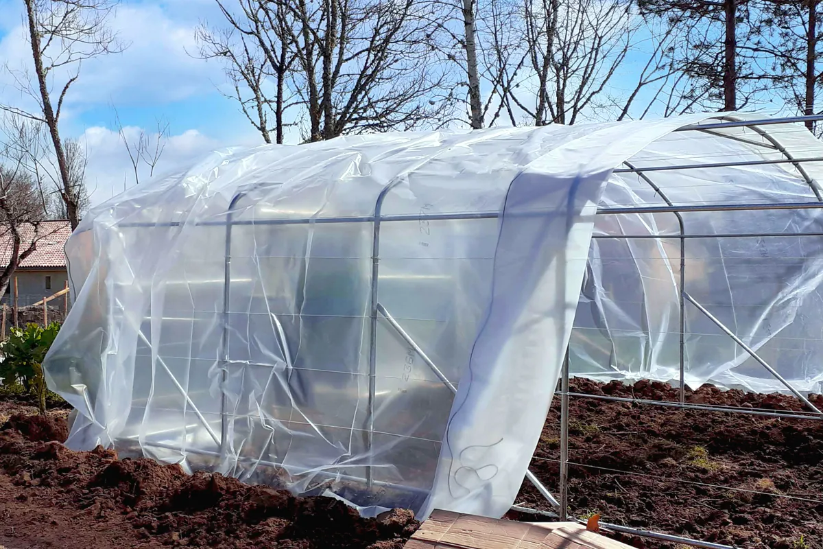 changer la bâche d'une serre de jardin