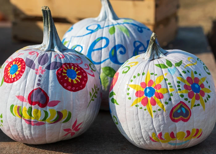 Citrouilles peintes pour le jour des morts au Mexique (dia de los muertos)