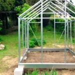Comment fixer une serre polycarbonate au sol ?
