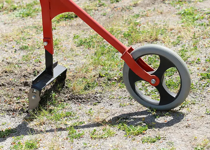 Grattoir à roue en action au potager