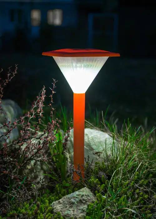 L'éclairage nocturne extérieur peut perturber la faune sauvage (papillons de nuit, vers luisants...) L'éclairage nocturne extérieur peut perturber la faune sauvage (papillons de nuit, vers luisants...)
