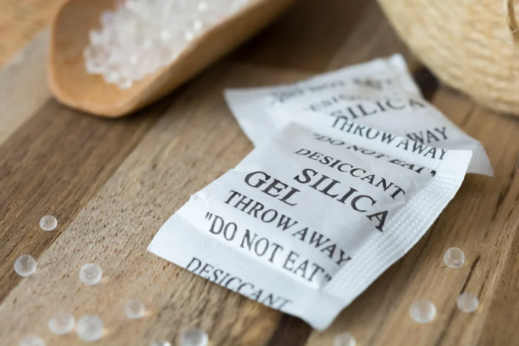 sachet de gel silice contre l'humidité des graines de tomates