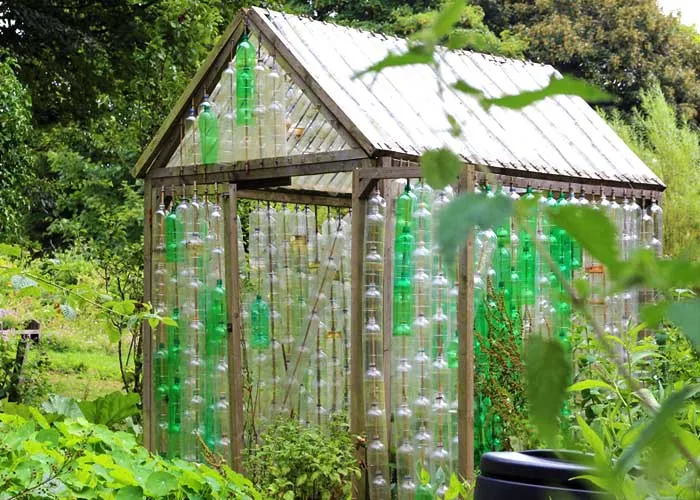 serre de jardin en bouteilles recyclées