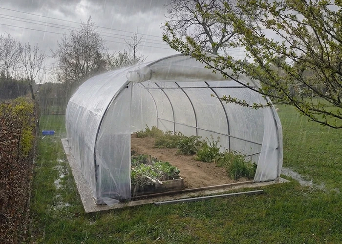 Serre tunnel : prise au vent et accumulation de pluie entre les arceaux pendant l'hiver