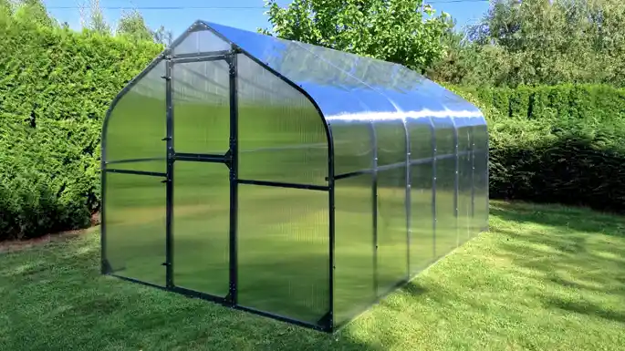 Comment fabriquer une serre de jardin en polycarbonate ? - Gamm vert