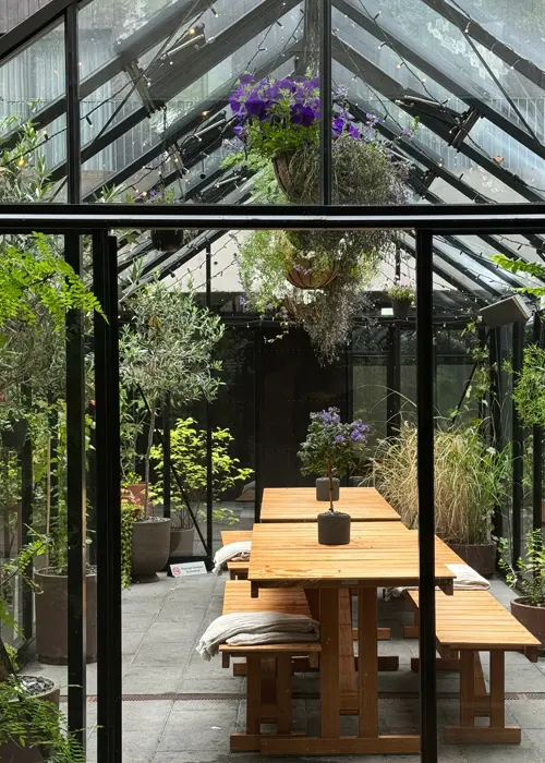 Grande serre de jardin aménagée en salon pour recevoir des amis Grande serre de jardin aménagée en salon pour recevoir des amis