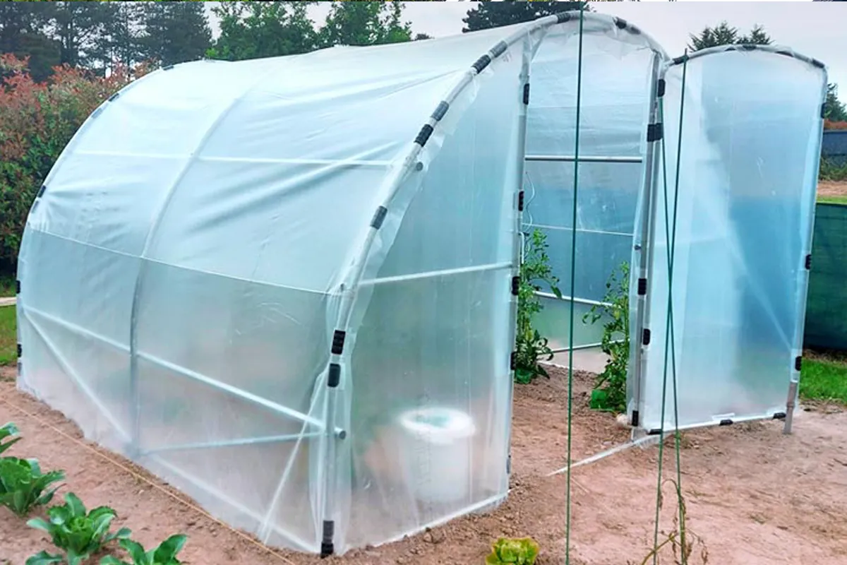 Bien installer et tendre une bâche de serre tunnel - France Serres