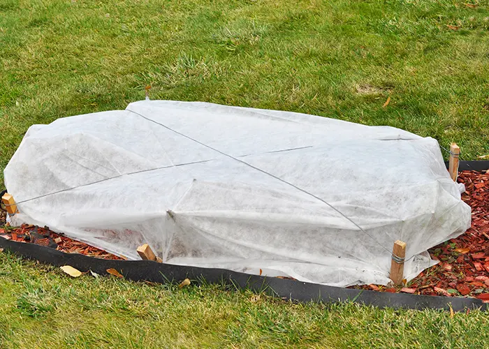 Pose d'un voile d'hivernage à plat