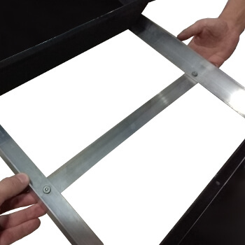 Tablette en aluminium renforcée par une cornière afin de pouvoir supporter jusqu'à 50kg répartis