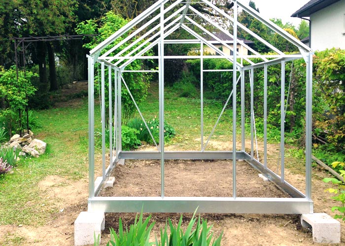 Bien fixer au sol une serre polycarbonate