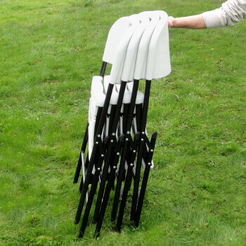 Encombrement minimal une fois vos chaises pliées pour un rangement et une manipulation facilités Encombrement minimal une fois vos chaises pliées pour un rangement et une manipulation facilités