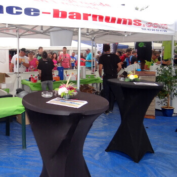 LRecouvrez votre table mange-debout d'une housse en stretch noire pour un rendu esthétique indéniable Recouvrez votre table mange-debout d'une housse en stretch noire pour un rendu esthétique indéniable