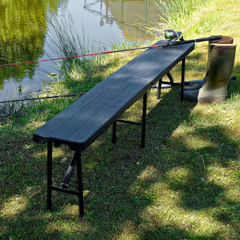 Nos bancs noirs imitation bois pliants en valise mesurent 180cm de long et sont vendus en pack de 2 Nos bancs noirs imitation bois pliants en valise mesurent 180cm de long et sont vendus en pack de 2
