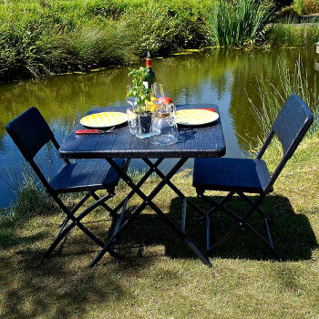 Nos chaises noires sont pliantes afin de permettre un rangement et une manipulation facilités Nos chaises noires sont pliantes afin de permettre un rangement et une manipulation facilités