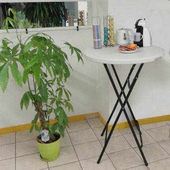 Encombrement minimal une fois vos chaises pliées pour un rangement et une manipulation facilités table haute pliante
