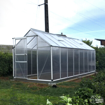 Serre en aluminium et polycarbonate de 9,30m² en situation Serre en aluminium et polycarbonate de 9,30m² en situation
