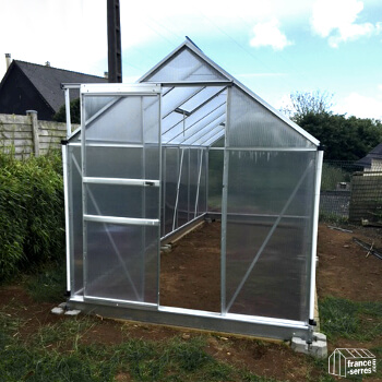 Façade de la serre en polycarbonate alvéolaire de 9,30m² avec porte coulissante Façade de la serre en polycarbonate alvéolaire de 9,30m² avec porte coulissante