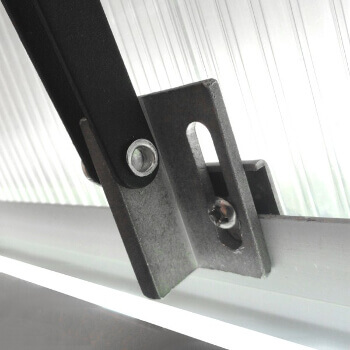 Platine d'accroche pour le maintien du vérin sur une lucarne de serre de jardin en aluminium Platine d'accroche pour le maintien du vérin sur une lucarne de serre de jardin en aluminium