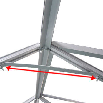 Entretoise de renfort sous la toiture de la serre en polycarbonate