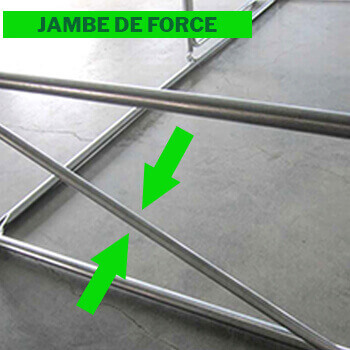 4 jambes de force ou barres anti-tempetes situées à chaque angle de la serre tunnel 4 jambes de force ou barres anti-tempetes situées à chaque angle de la serre tunnel