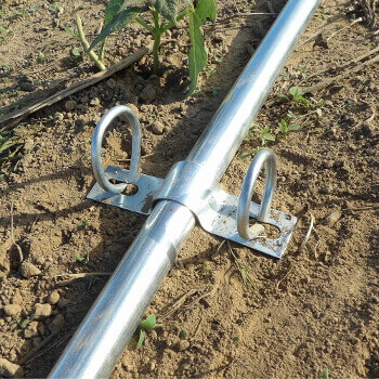 Exemple d'ancrage d'une serre tunnel de jardin de diamètre 25mm Exemple d'ancrage d'une serre tunnel de jardin de diamètre 25mm