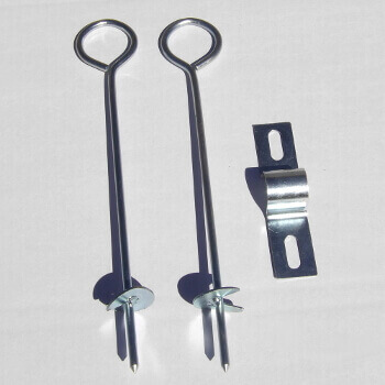 Piquets à hélice avec pontet pour sécuriser l'installation de votre serre tunnel Piquets à hélice avec pontet pour sécuriser l'installation de votre serre tunnel